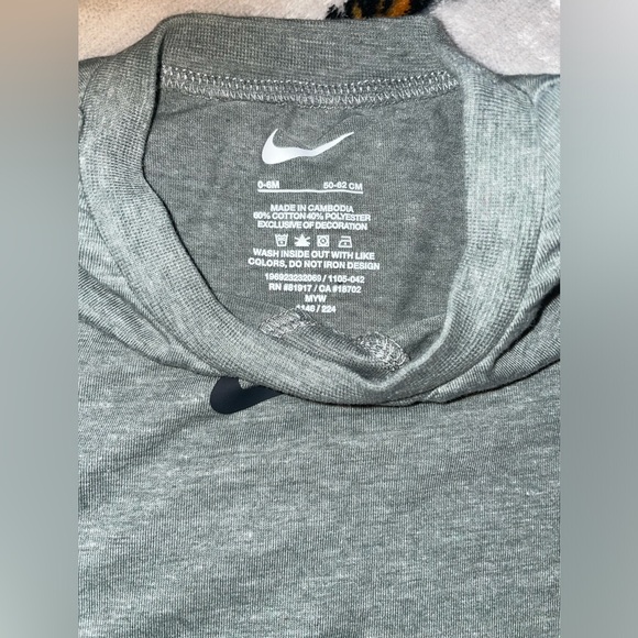 Nike 
Baby size 0-6 m 
Gender neutral 
great condition - Picture 3 of 3